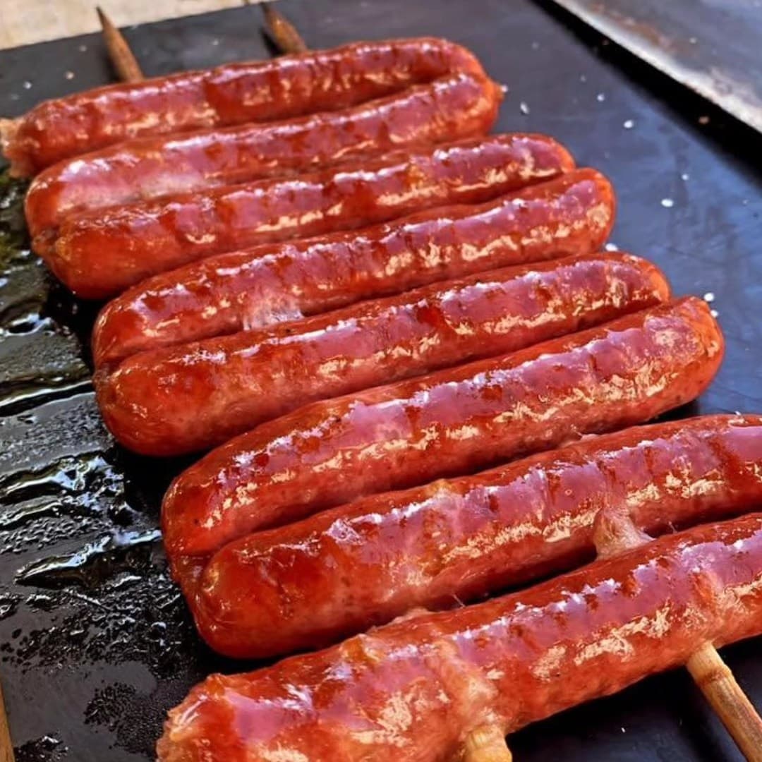 Espetos de linguiça na chapa