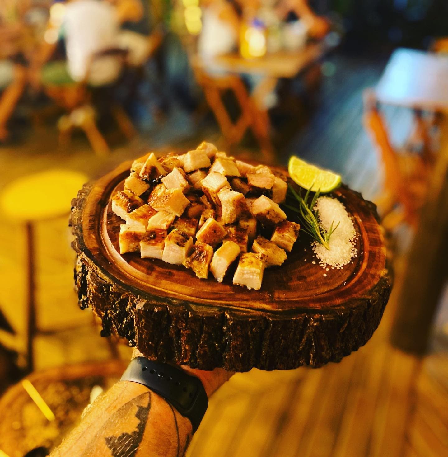 Tábua de carnes servida em evento
