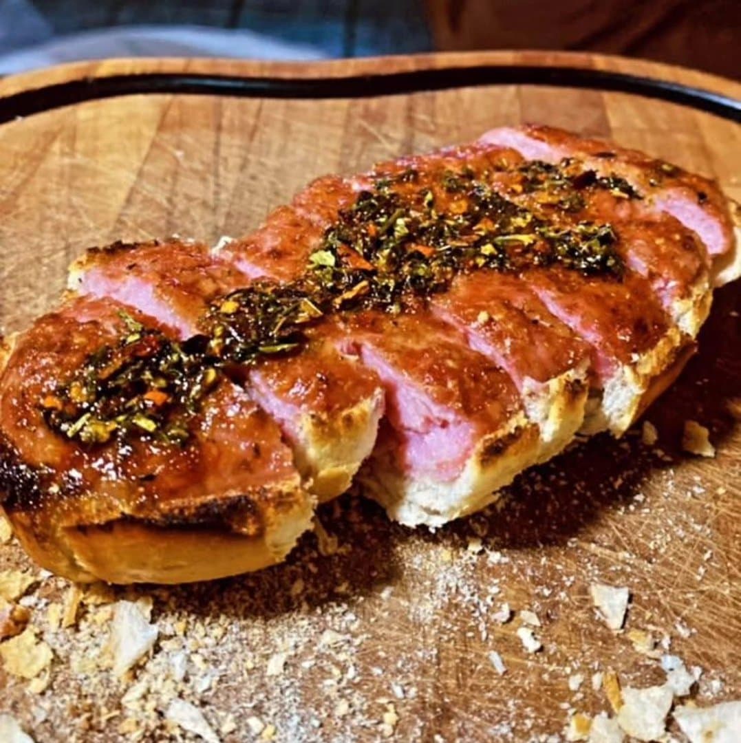 Lombo fatiado com chimichurri sobre pão