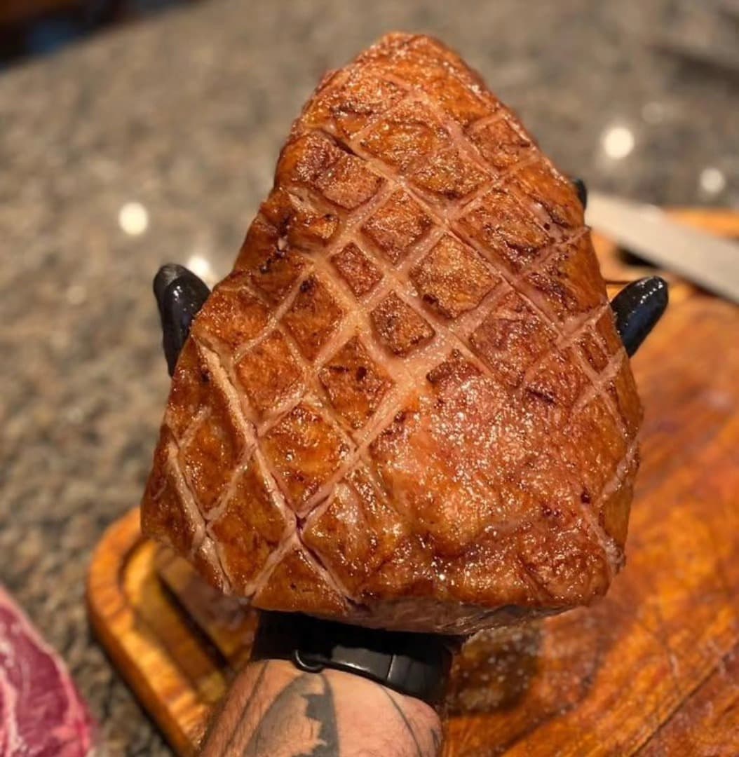 Picanha assada inteira com cortes em xadrez