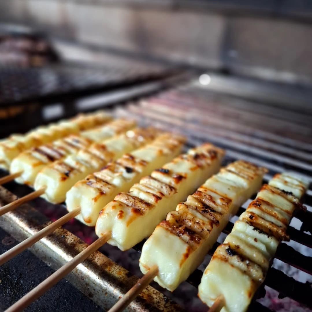 Espetos de queijo coalho grelhando
