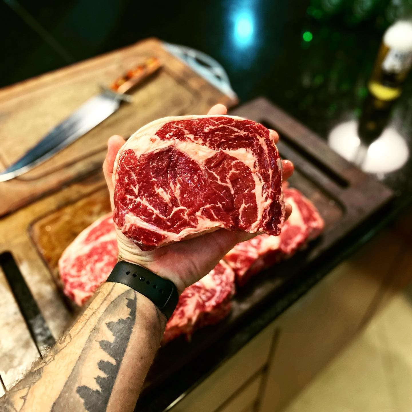 Ribeye cru marmorizado segurado à mão
