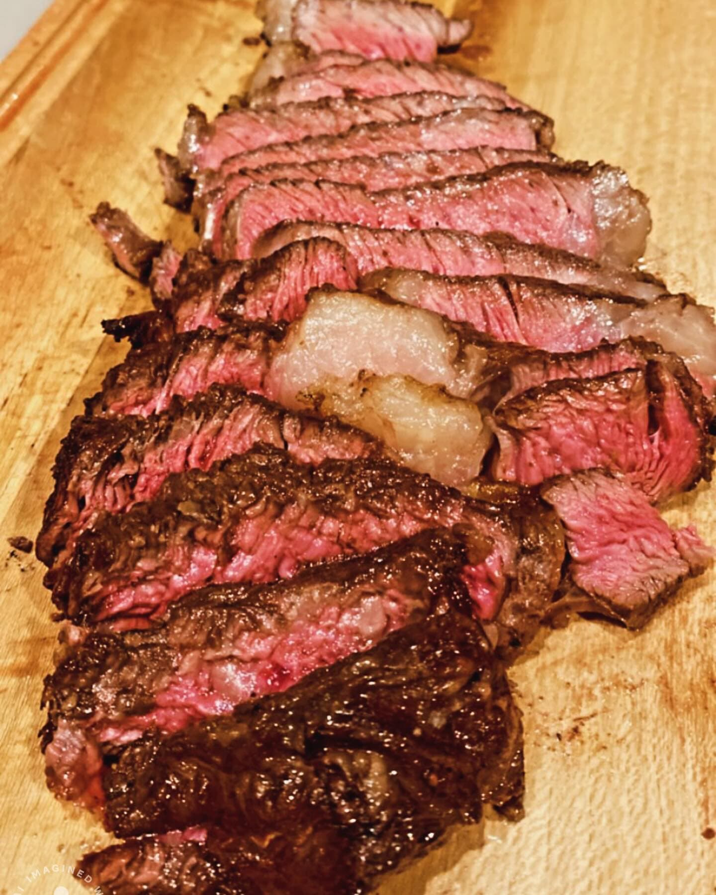 Corte de carne assada fatiada sobre tábua de madeira