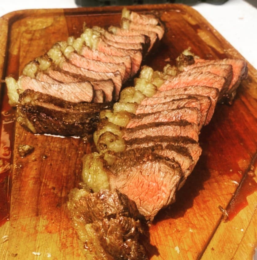 Steak fatiado suculento na tábua